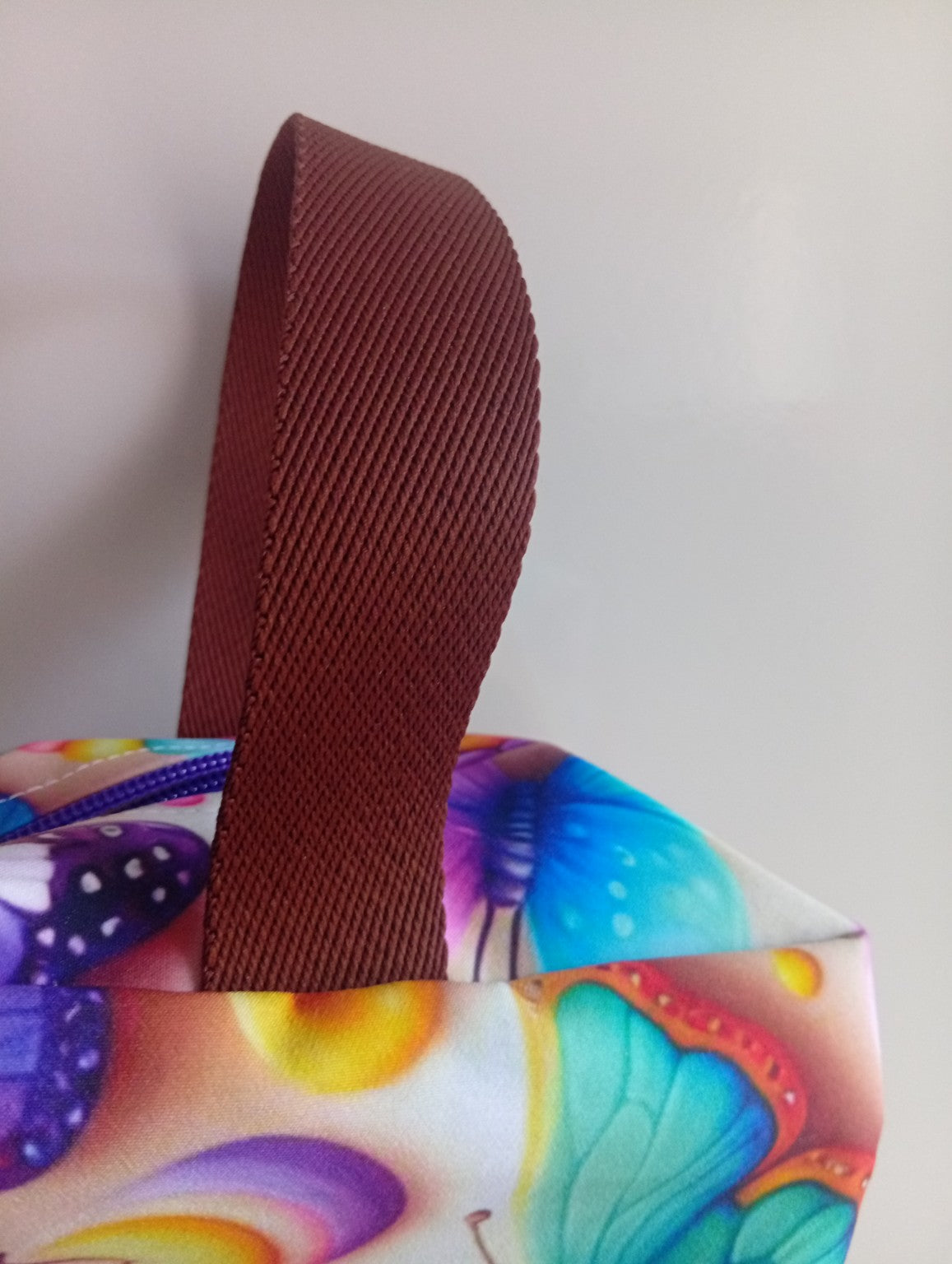 Nécessaire  box  com alça de mão estampa borboletas fundo claro cód: NBM 529