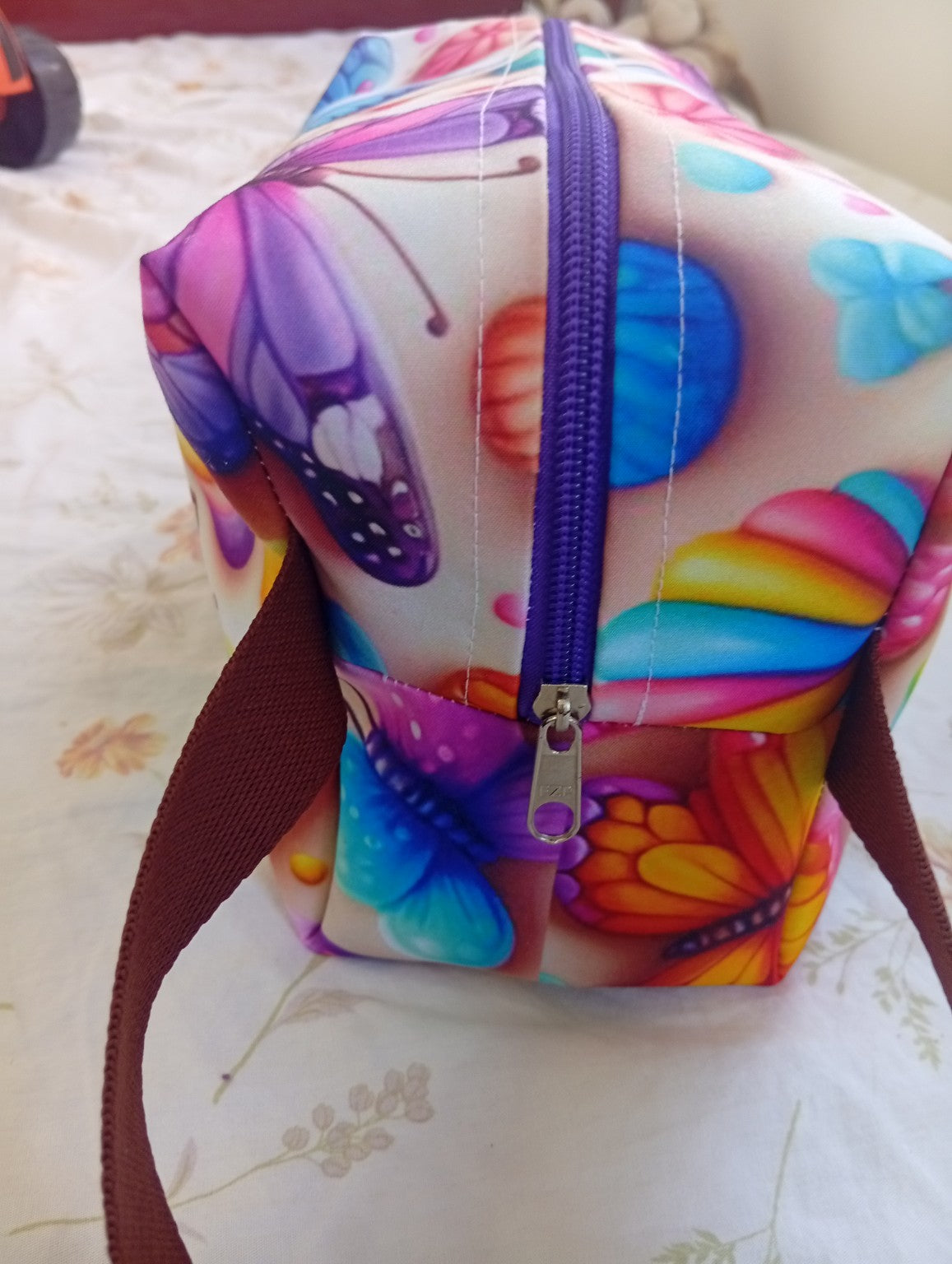 Nécessaire  box  com alça de mão estampa borboletas fundo claro cód: NBM 529